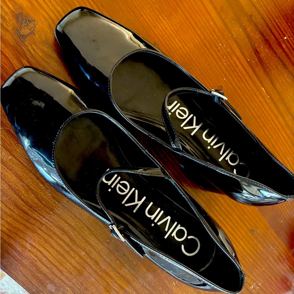 Black patent 2" heels, Mary Jane style. Excellent condition z